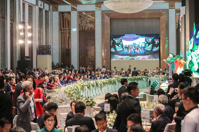 Bàn tiệc cho các lãnh đạo cấp cao 21 nền kinh tế được xếp hình cánh cung 