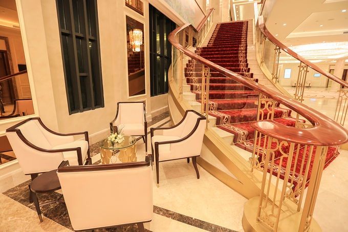 Ngay dưới cầu thang đặt những bộ bàn ghế nhỏ gọn để quan khách có thể ngồi trò chuyện 