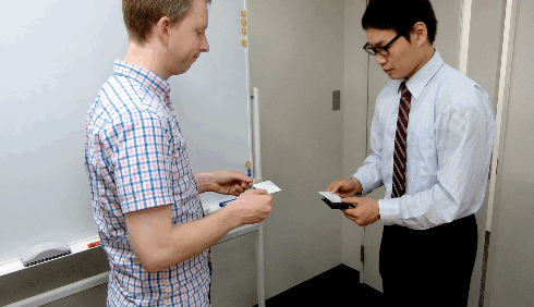 Khi trao đổi card visit kinh doanh