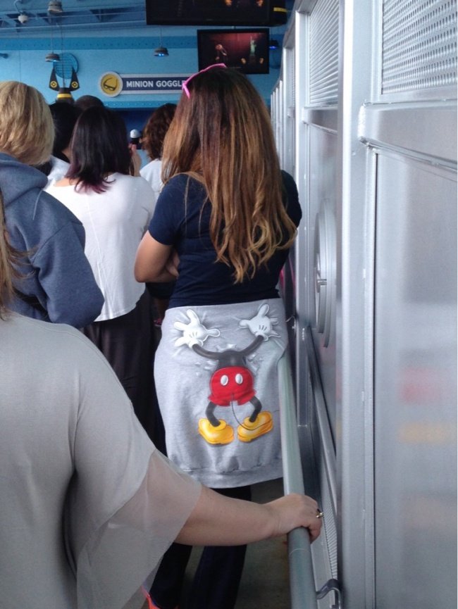 Đừng buộc cái áo này quanh eo của bạn. Trông kỳ cục lắm!