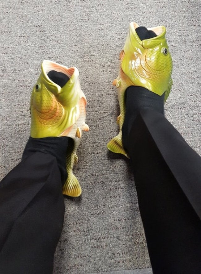 Có thể là giày của một ngư dân nào đó bị lãng quên?