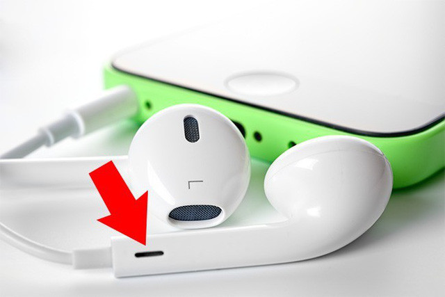 Chiếc lỗ ở thân của tai nghe