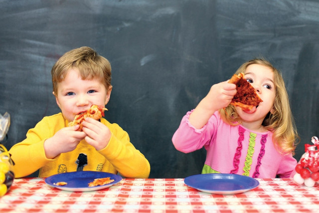 Ăn bánh mì kẹp thịt, pizza tăng nguy cơ tái phát bệnh đa xơ cứng ở trẻ nhỏ