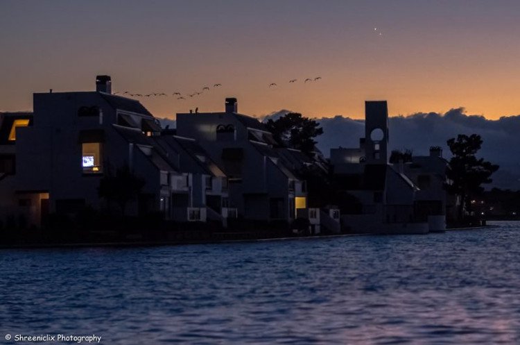 Sao Mộc và sao Kim giao hội trên bầu trời ở thành phố ven biển Thái Bình Dương 