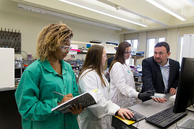 Giáo sư Halamek cùng các đồng nghiệp 