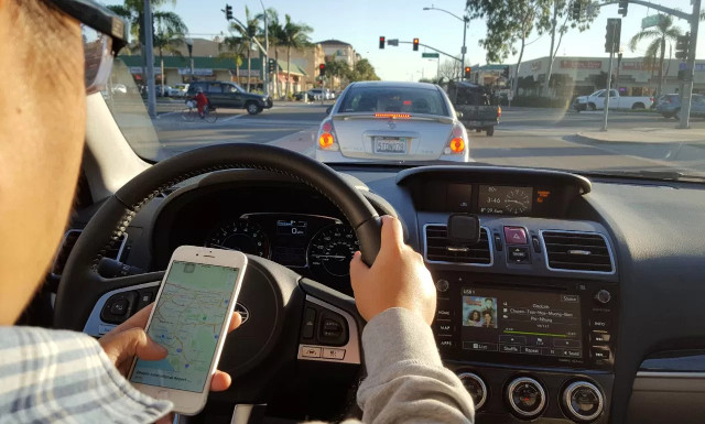  Dùng điện thoại, nhắn tin khi lái xe