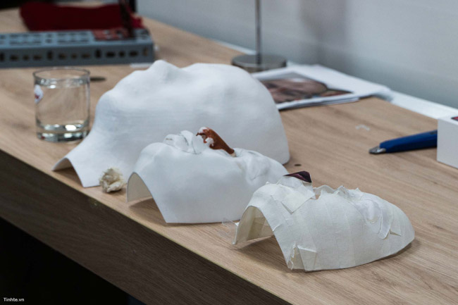 Chiếc mặt nạ được làm bằng nhiều vật liệu