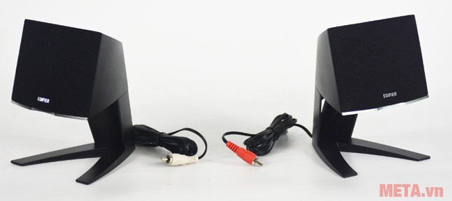 Đôi loa vệ tinh nhỏ gọn được thiết kế theo kiểu chữ V rất chắc chắn.