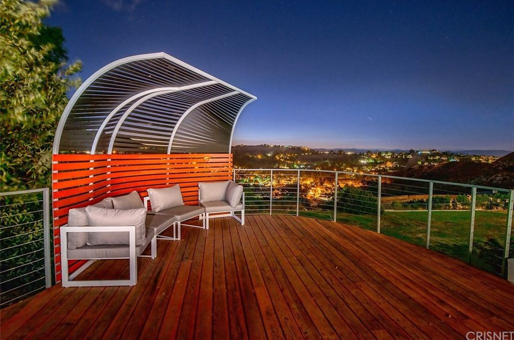 Bên ngoài hồ bơi của căn biệt thự