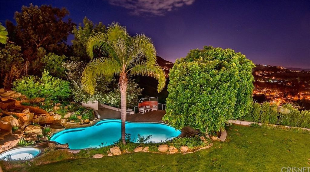 Hồ bơi vào ban đêm