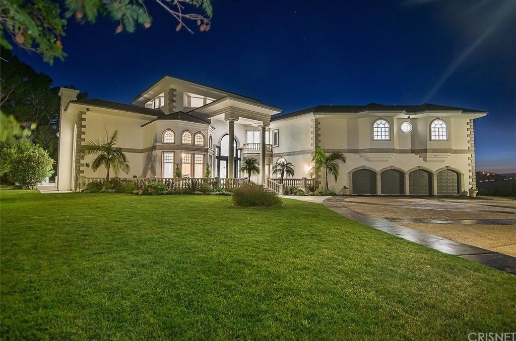 Căn biệt thự nằm trên tổng diện tích 14.164 mét vuông