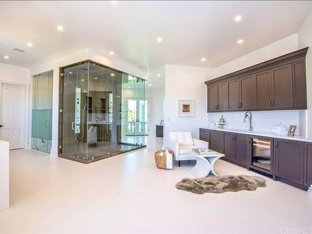 Đi kèm phòng tắm cao cấp với vòi hoa sen tạo ra mùi hương