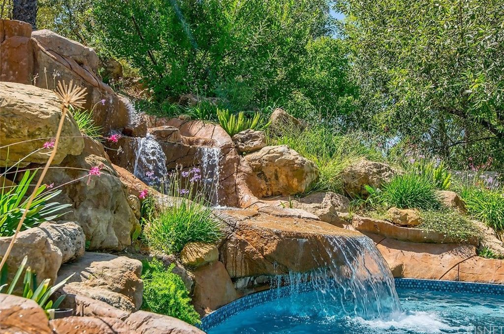 Ở sân sau là hồ bơi với tầm nhìn tuyệt vời