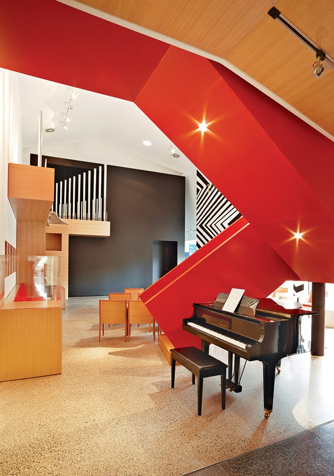 Cầu thang với màu đỏ là chủ đạo