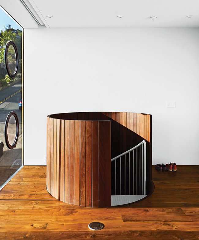 Cầu thang dẫn xuống tầng hầm