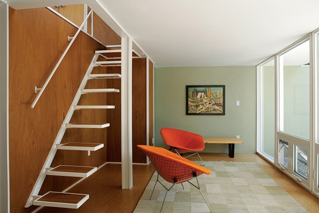 Cầu thang trắng mang nét đẹp hiện đại