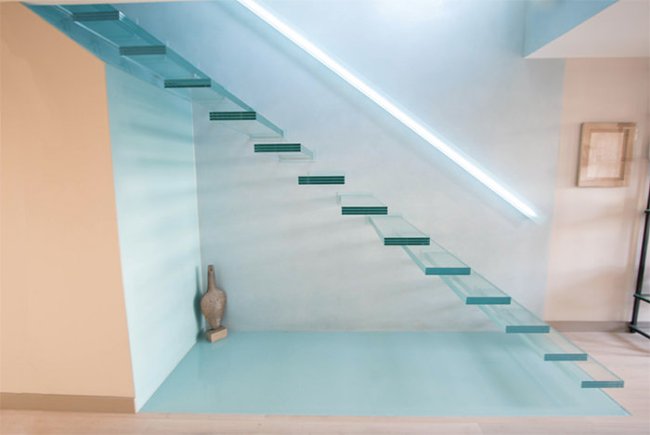 Cầu thang làm bằng chất liệu thủy tinh