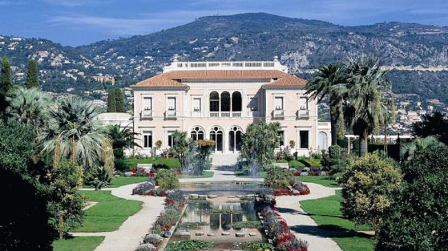 Villa Les Cèdres nằm trên bờ biển Saint-Jean-Cap-Ferrat (Pháp)