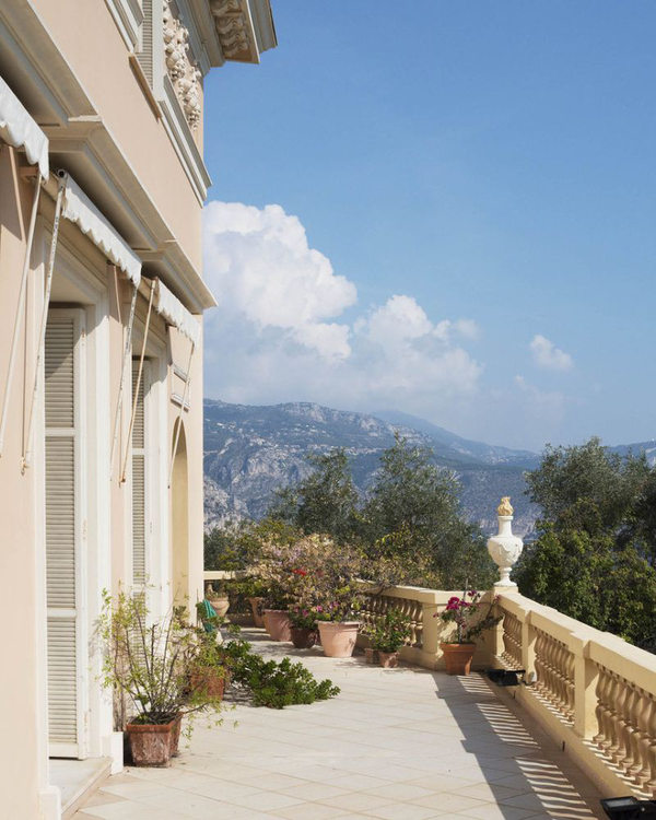 Từ ban công có thể nhìn ra dãy Alps