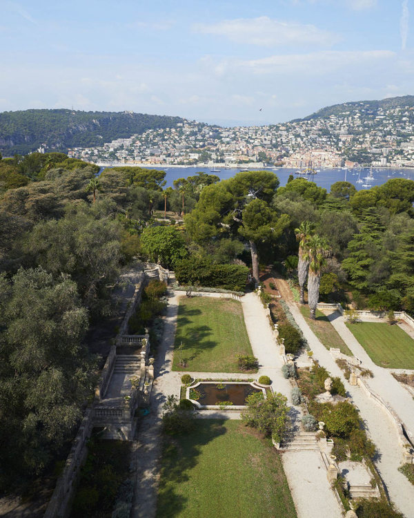 Biệt thự này sở hữu khu vườn được xem là một trong 10 khu vườn thực vật hàng đầu trên thế giới