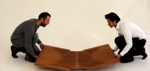 Nhà thiết kế nội thất Robert van Embricqs đã phải bỏ ra rất nhiều công sức mới có được chiếc bàn gấp có 1-0-2 này