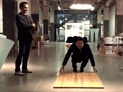 Chỉ trong nháy mắt, một tấm gỗ phẳng đã biến hóa thành ghế tựa