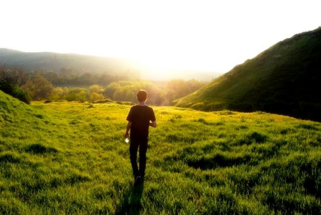 Đi bộ và thưởng thức vẻ đẹp của tự nhiên