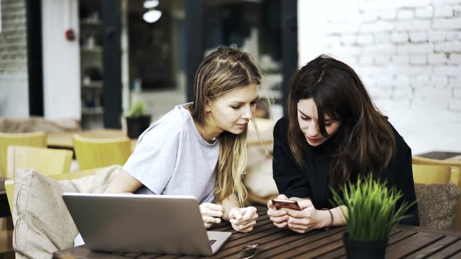 Xem thứ gì đó vui vẻ và hài hước