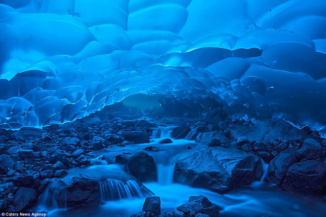 Rất nhiều khách bị thu hút bởi khung cảnh "bồng lai tiên cảnh" bên trong động băng