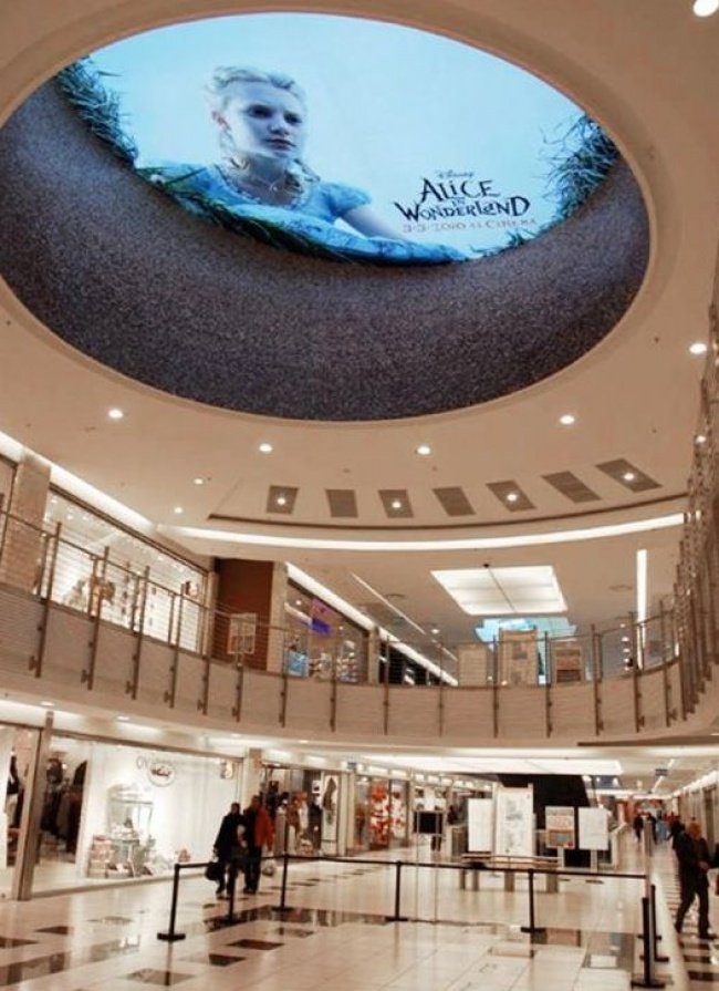 Quảng cáo phim “Alice in Wonderland - Alice ở Xứ sở thần tiên”