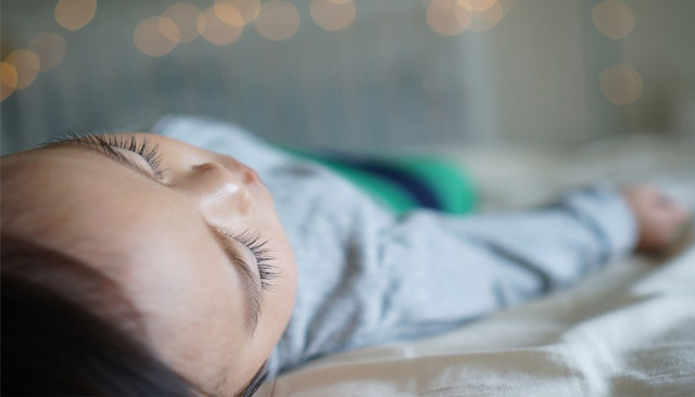 Cậu bé bảy tuổi thức dậy sau 11 ngày ngủ li bì