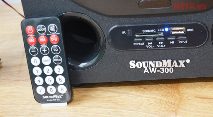 Loa máy tính Soundmax AW 300 có điều khiển từ xa rất tiện lợi. 