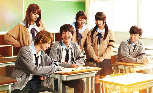 Học sinh tự vệ sinh lớp học 