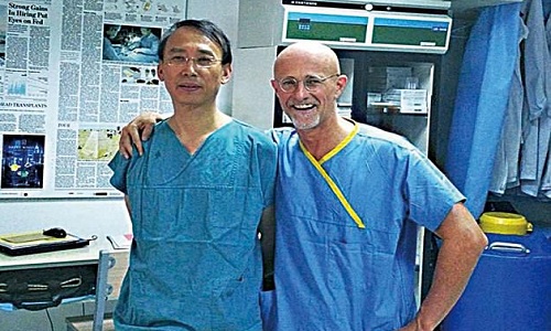 Giáo sư Ren (trái) và giáo sư Canavero