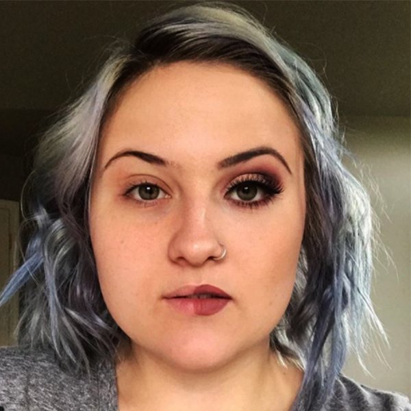 Dĩ nhiên bên nửa trang điểm đẹp hơn rồi!