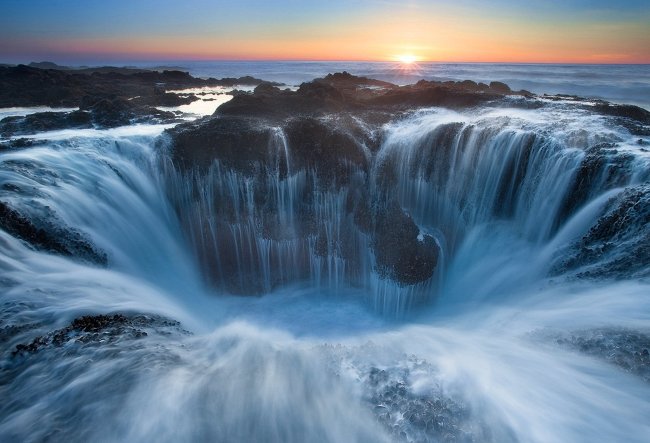 Thor's Well, Oregon. Còn được gọi là "cửa ngục"