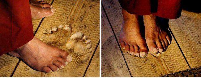 Dấu chân của một tu sĩ đã in trên đó khi ông cầu nguyện tại cùng một vị trí trong nhiều năm