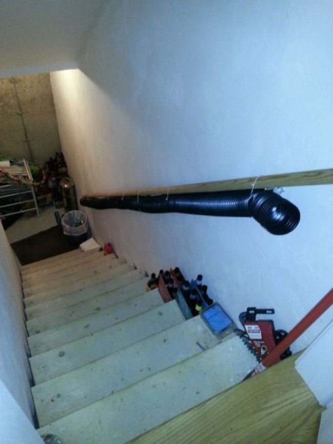 Từ nay về sau chắc không cần phải đi xuống cầu thang đổ rác