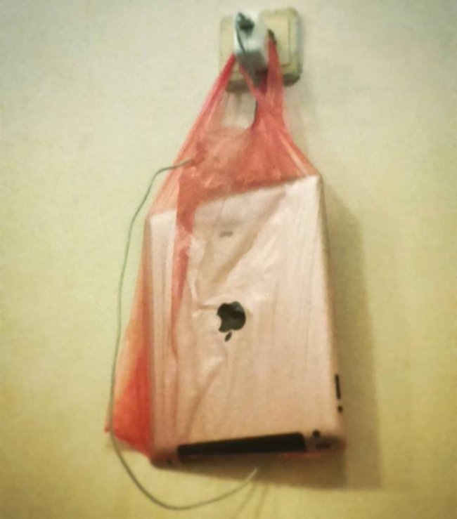 Khi mà ổ cắm điện quá cao so với mặt đất