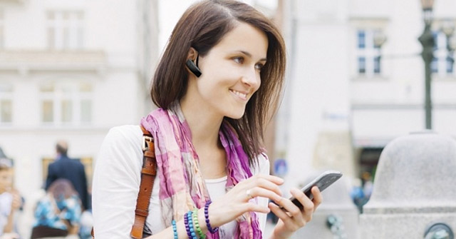 Thoải mái nói chuyện và nghe nhạc liên tục mà không lo Plantronics E10 hết pin.