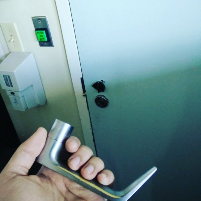 "Tôi đoán bây giờ chắc tôi phải ở ngoài cửa rồi."