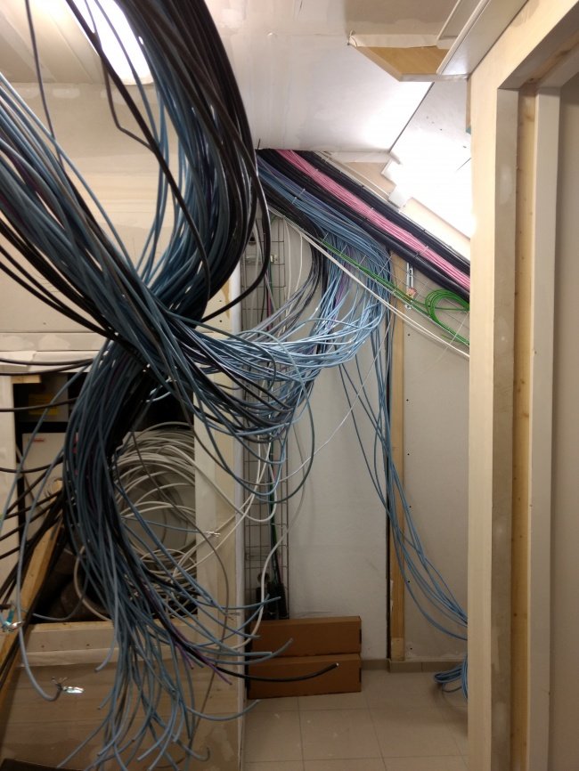 Chúng tôi có một dây cáp bị lỗi và cần phải tìm nó trong đống này