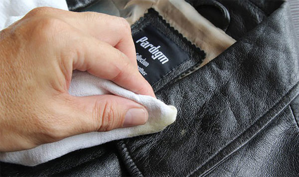 Dùng khăn lau bẩn trên áo da