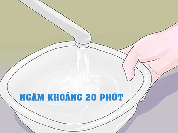 Ngâm áo lông với nước lạnh 20 phút