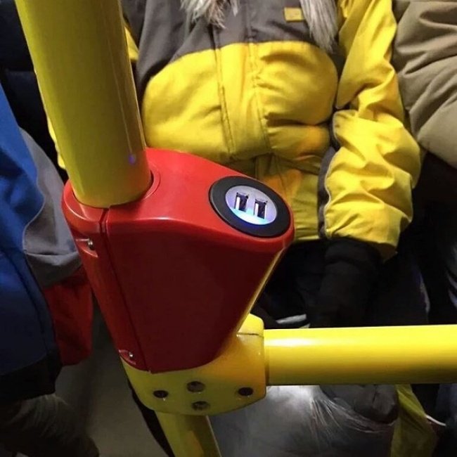 Bộ sạc USB được cài đặt trong tay vịn của xe buýt