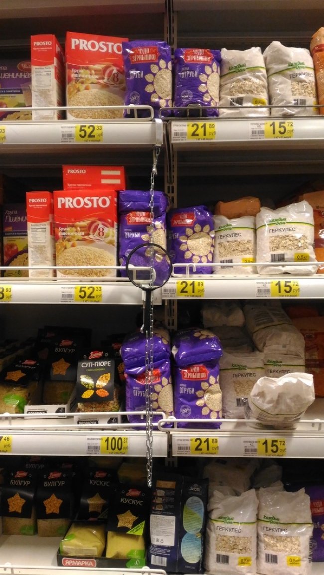 Kính lúp trong cửa hàng tạp hóa dành cho những người mắt kém đọc nguyên liệu thành phần