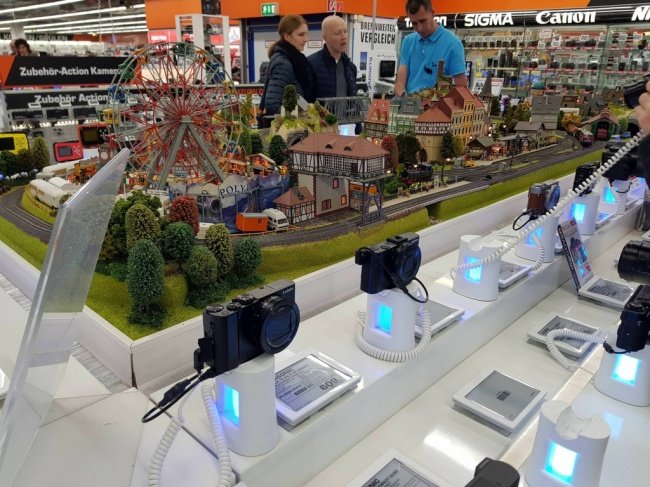 "Cửa hàng điện tử này có một thế giới thu nhỏ để thử nghiệm camera"