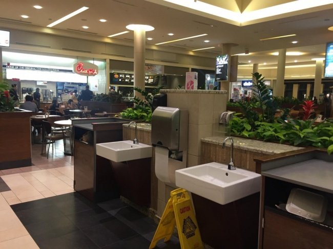 "Khu ẩm thực này có một trạm để rửa tay"