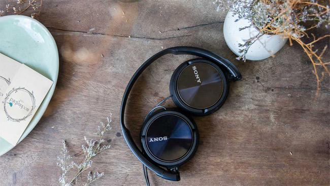 Sony MDR-ZX110AP có thiết kế hiện đại, gọn nhẹ đậm chất Sony.