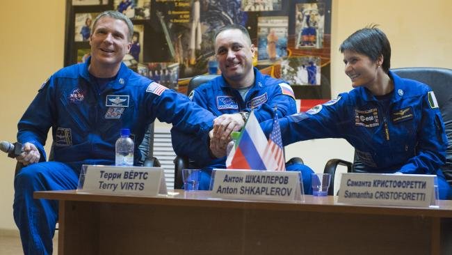 Anton Shkaplerov thuộc Cơ quan Vũ trụ Liên bang Nga (ở giữa) tin rằng ông đã tìm ra "người ngoài hành tinh".